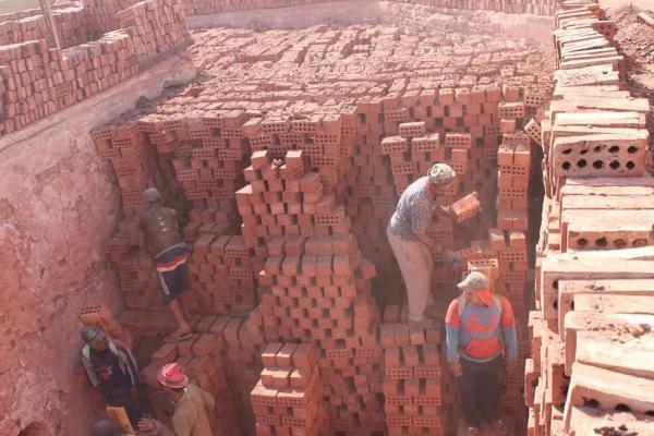 نحن شركة النور للطوب الأحمر، ونقدم منتجات عالية الجودة ومتميزة في مجال البناء والإنشاء