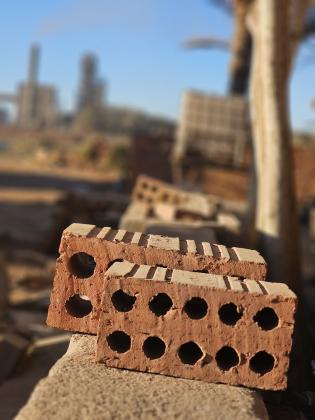طوب احمر طفلي عالي الجودة للبناء مقدم من مصنع الامل بريك