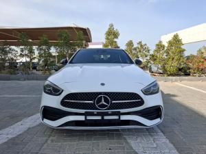إيجار C300: التوازن المثالي بين الفخامة والأداء الشبابي 