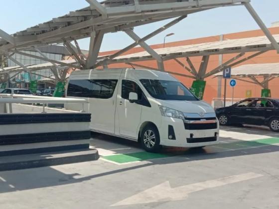 إيجار تويوتا هايس بالسائق لرحلات المجموعات المريحة.