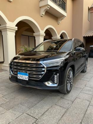 إيجار جيتور X90 العائلية بالسائق لراحة جميع الركاب.
