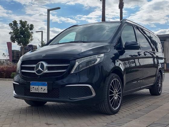 إيجار مرسيدس فيانو بالسائق لسفرك الطويل ورحلاتك بين المدن.