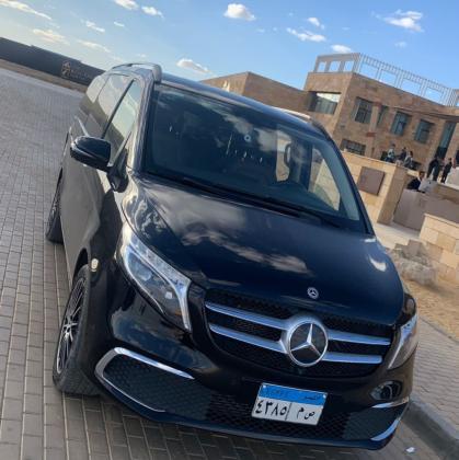 إيجار مرسيدس فيانو بالسائق لسفرك الطويل ورحلاتك بين المدن.