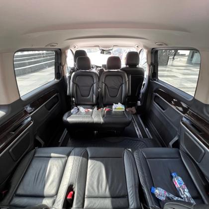 إيجار مرسيدس فيانو بالسائق لرحلات عائلية فاخرة