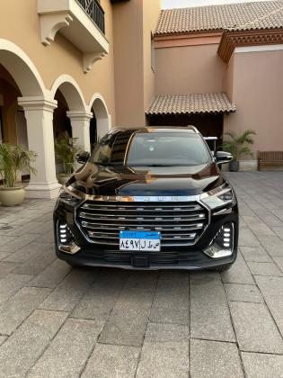 ايجار جيتور X90 العائلية: قيادة ممتعة واستكشاف بلا حدود مع سائقك الخاص.