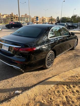 ايجار مرسيدس E200 الأنيقة: راحة رجال الأعمال والرحلات الراقية مع سائق خاص.