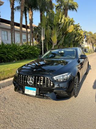 ايجار مرسيدس E200 الأنيقة: راحة رجال الأعمال والرحلات الراقية مع سائق خاص.