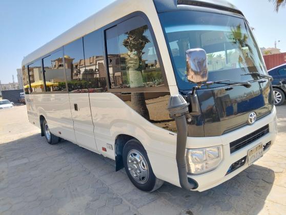 إيجار باص تويوتا كوستر بالسائق لرحلات المجموعات السياحية والنقل الجماعي المريح.