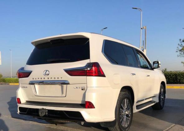 إيجار لكزس بالسائق لتأمين تنقلات سلسة ومترفة لكبار الزوار لديك.