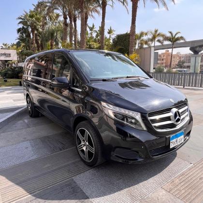 إيجار مرسيدس فيانو بالسائق لإنجاز أعمالك وتنقلاتك في قمة الخصوصية.