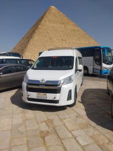 إيجار تويوتا هايس بالسائق: سائقون ذوو خبرة ودراية تامة 