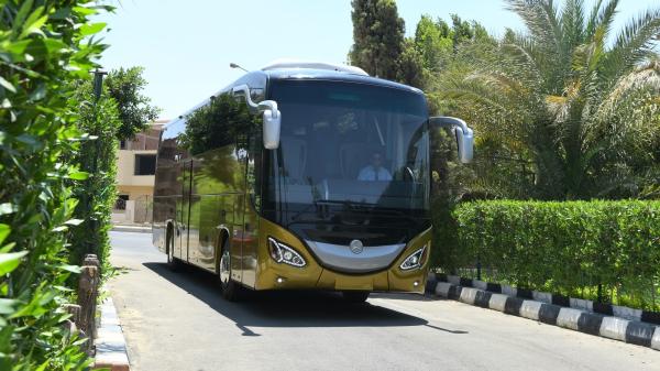 إيجار أتوبيس مرسيدس (50 راكب) لرحلات المجموعات بالسائق والمطار - فخامة وسعة لا مثيل لهما.