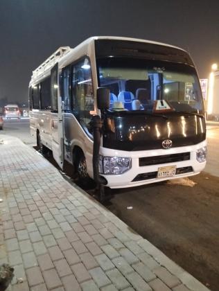 إيجار تويوتا كوستر بالسائق: لرحلات استقبال وتوديع المطار الجماعية بأعلى مستويات الراحة.