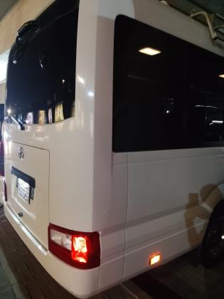 إيجار تويوتا كوستر لخدمة ليموزين المطار واستقبال الأفواج السياحية.