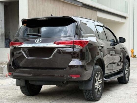 إيجار تويوتا فورتشنر بالسائق بأقوى خصومات رأس السنة للرحلات العائلية.