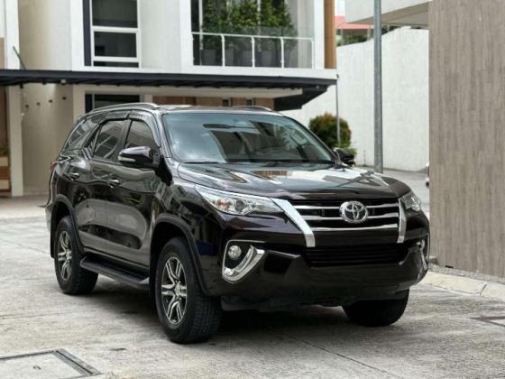 إيجار تويوتا فورتشنر بالسائق بأقوى خصومات رأس السنة للرحلات العائلية.