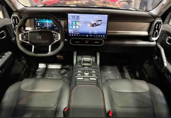 إيجار جيتور T2 بالسائق: المغامرة تبدأ من المطار؛ انطلق بسيارة دفع رباعي قوية ومميزة.