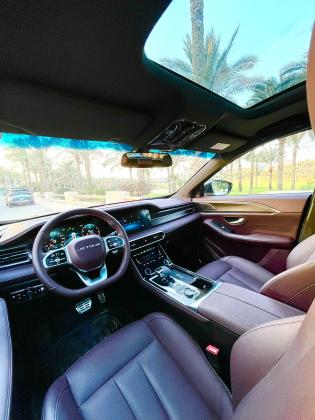 إيجار جيتور X90 بالسائق لاستقبال المطار الفاخر مع توفير في السعر.