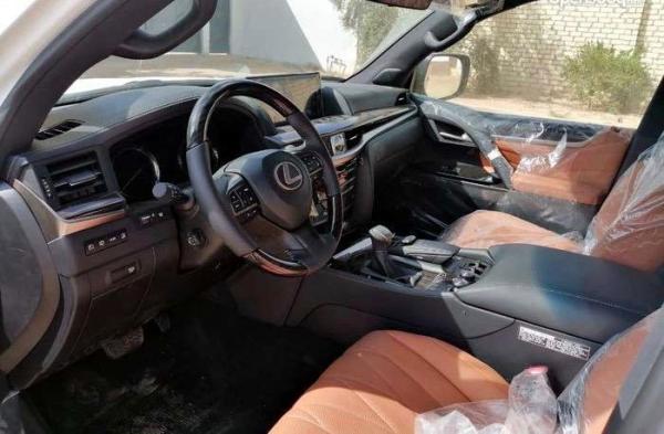 إيجار لكزس 570 بالسائق: خدمة استقبال وتوديع المطار الفاخرة لكبار الشخصيات ورجال الأعمال.