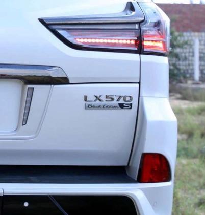 إيجار لكزس 570 بالسائق: رحلة مطار سريعة ومريحة في قمة الفخامة.