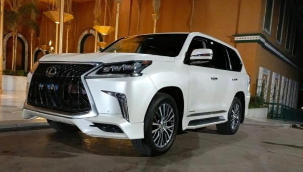 إيجار لكزس 570 بالسائق: رحلة مطار سريعة ومريحة في قمة الفخامة.