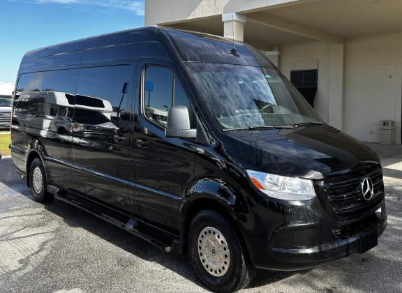 إيجار مرسيدس سبرنتر لخدمة ليموزين المطار للمجموعات والوفود الرسمية.