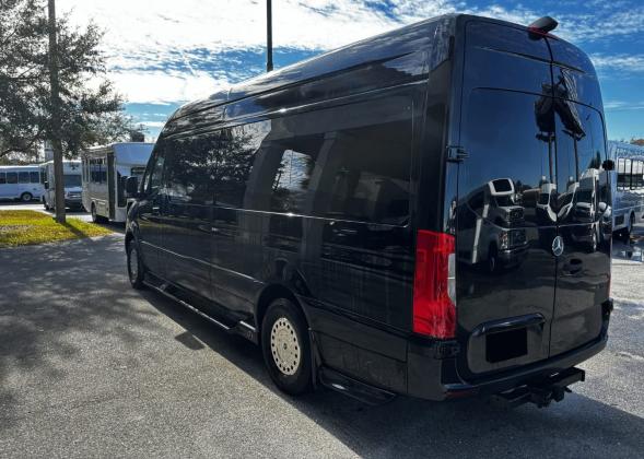 إيجار مرسيدس سبرنتر لخدمة ليموزين المطار للمجموعات والوفود الرسمية.