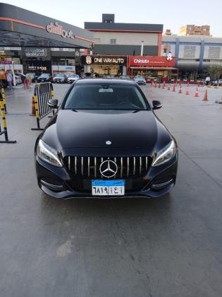 إيجار مرسيدس C180 لإطلالة ملكية في خدمة ليموزين المطار.