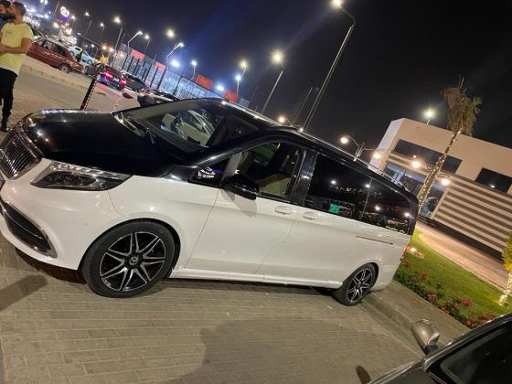 إيجار مرسيدس V250 بالسائق بأقوى عروض الخصومات للمجموعات السياحية.