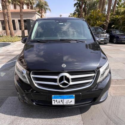 إيجار مرسيدس V250 بالسائق بخصومات حصرية لرحلات رأس السنة الفاخرة.