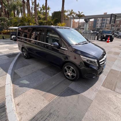 إيجار مرسيدس V250 بالسائق بخصومات حصرية لرحلات رأس السنة الفاخرة.