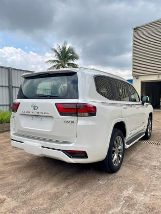 ايجار تويوتا لاندكروزر بالسائق لرحلات فاخرة وقوية