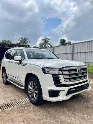 إيجار لاندكروزر بالسائق لرحلات السفاري والمغامرات الوعرة بأقصى درجات الأمان.