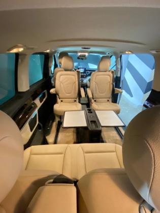 احجز الآن مرسيدس فيانو العائلية بالسائق لخدمات المطار واستمتع بخصم 20% على رحلتك الأولى.