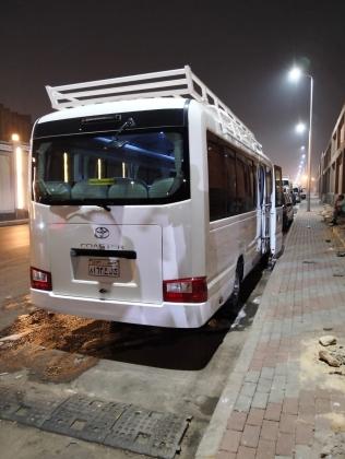 احجز الآن تويوتا كوستر للمجموعات الكبيرة مع سائق متمكن لتوصيلات مطار آمنة ومنظمة.