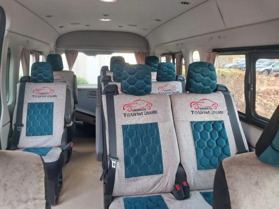 احجز الآن تويوتا هايس العملية مع سائق لتوصيلات المطار التي تجمع بين الاقتصاد والراحة.