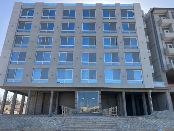 عدد 2 محل تجاري تحت برج فندقي امام بوابه مراسي3 مساحة 190 متر ، متر 210 للإيجار مليون سنويا  وللبيع 160،000 للمتر.