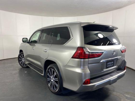 للبيع سيارة لكزس LX 570 موديل 2021 مستعملة، كاملة المواصفات (فل أوبشن).